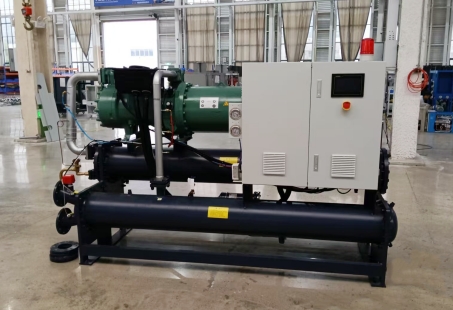 Des refroidisseurs à eau de 230 kW ont été installés pour l'extrusion de panneaux de porte en WPC.